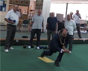Cliff inspires the Town Mayor - Time for indoor bowls